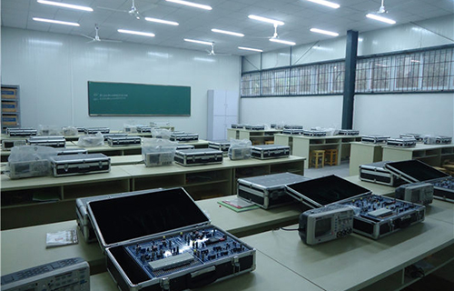 探秘解放軍總參謀部信息化部直屬工廠(chǎng)職業(yè)技術(shù)學(xué)校實(shí)訓(xùn)風(fēng)采